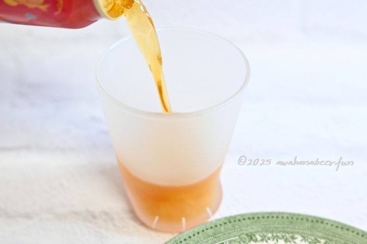 JAZZYをグラスに注ぐ写真