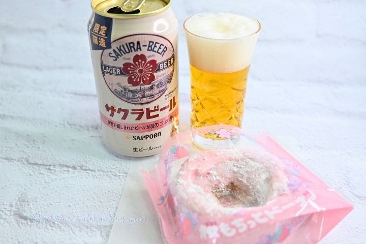 サクラビールとドーナツの写真