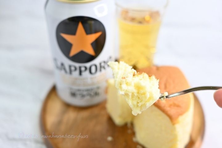チーズケーキとビールを食べるところ